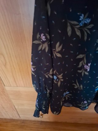 Blusa floral negra manga larga