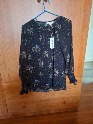 Blusa floral negra manga larga
