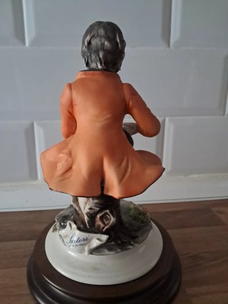 Figurita de porcelana músico laud