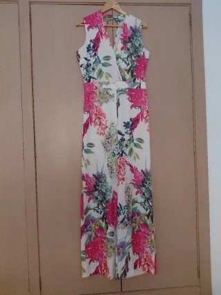 Mono de fiesta floral blanco con pata de elefante