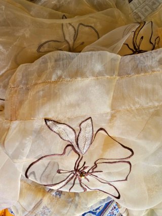 Set de 2 cortinas de organza beige flores bordadas