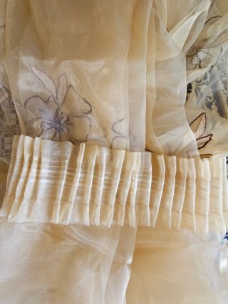 Set de 2 cortinas de organza beige flores bordadas