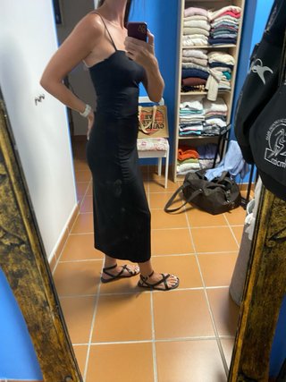 Conjunto negro elegante con abertura