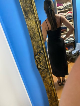 Conjunto negro elegante con abertura