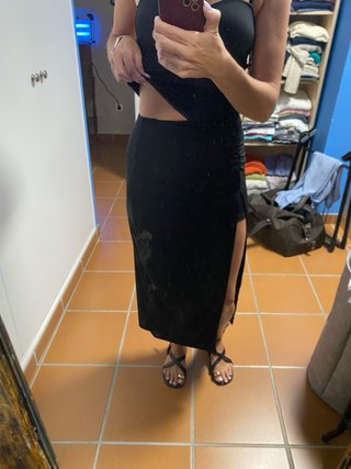 Conjunto negro elegante con abertura