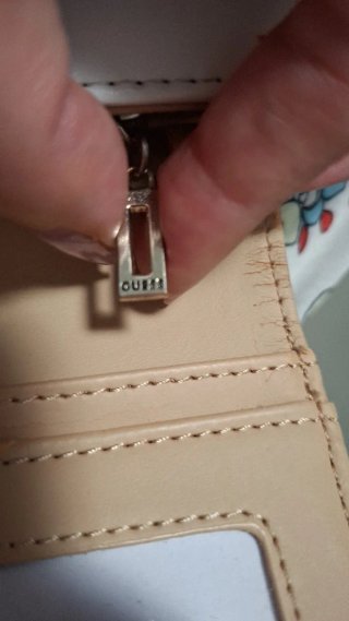 Cartera Guess blanca y rosa con corazones