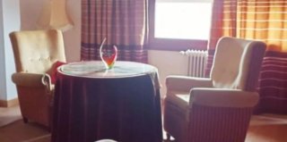 Mesa redonda con 2 sillones