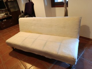 Sofá cama gris de tela