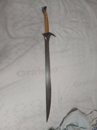 Espada decorativa con mango amarillo