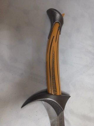 Espada decorativa con mango amarillo