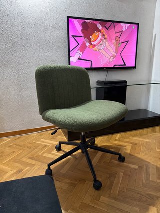 Silla de escritorio verde con ruedas