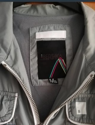 Chubasquero gris Bershka T/38