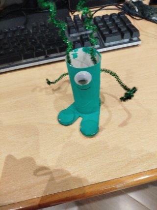 Alien de cartón verde