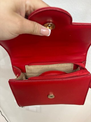 Bolso rojo con logo dorado