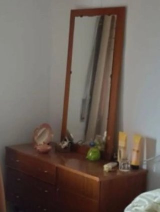 Cómoda de madera con espejo