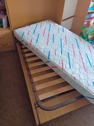 Cama plegable. Con armario superior