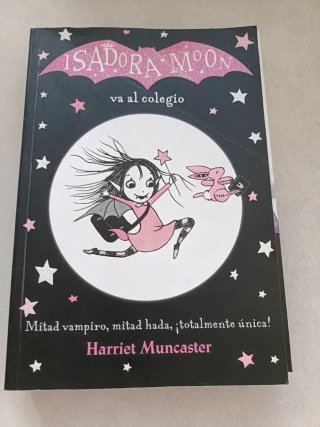 Isadora Moon va al colegio / Isadora Moon Goes ...