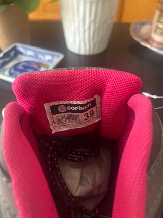 Botas de montaña Boriken grises y rosas