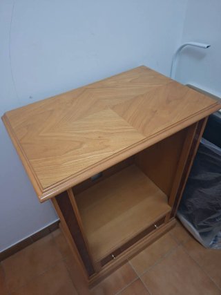 Mesa auxiliar de madera con cajón