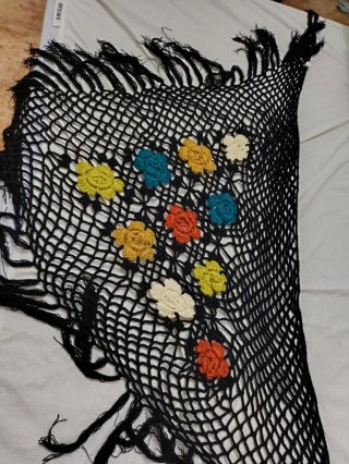 Pañoleta negra con flores crochet