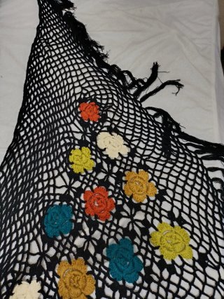 Pañoleta negra con flores crochet