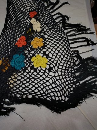 Pañoleta negra con flores crochet