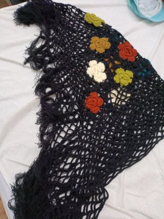 Pañoleta negra con flores crochet