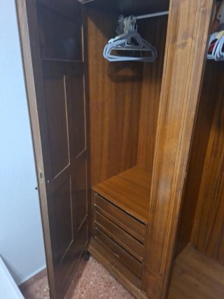 Armario antiguo de madera