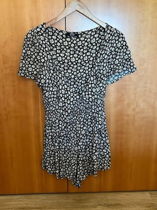 Mono corto negro de flores Bershka talla S