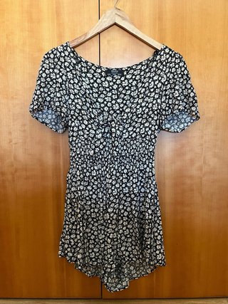 Mono corto negro de flores Bershka talla S