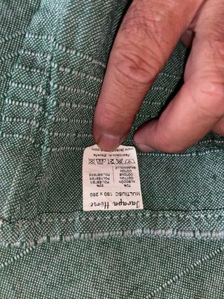 Manta cubre-sofa verde.