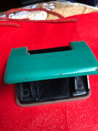 Perforatore cancelleria verde