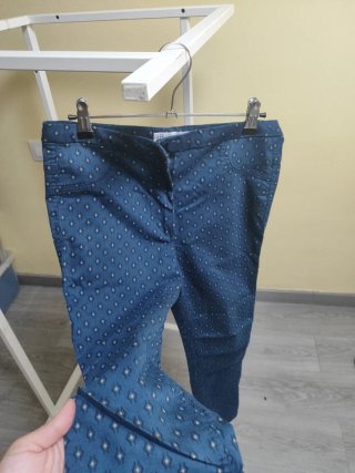 Pantalón azul estampado