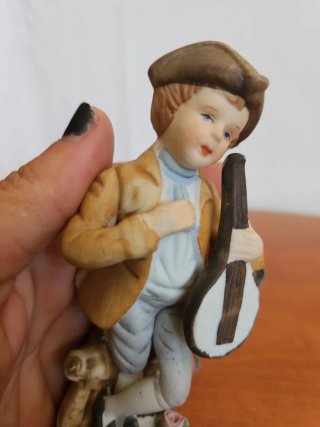 Statuetta vintage bambino con liuto