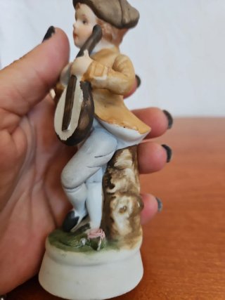 Statuetta vintage bambino con liuto