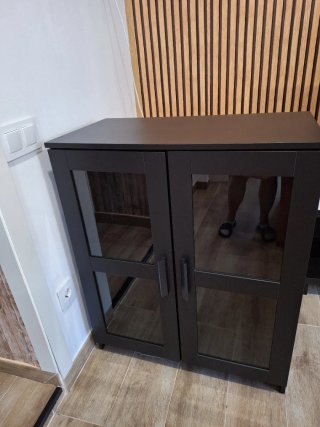 Vitrina negra con puertas de cristal negra