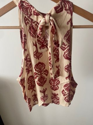 Top beige y rojo con estampado