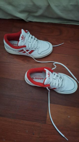 Zapatillas Adidas Blancas con Rojo