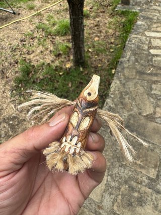 Llavero artesano de madera tallada