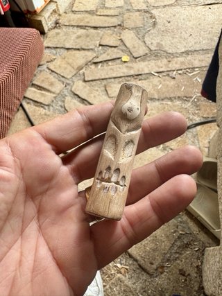 Llavero artesano de madera tallada