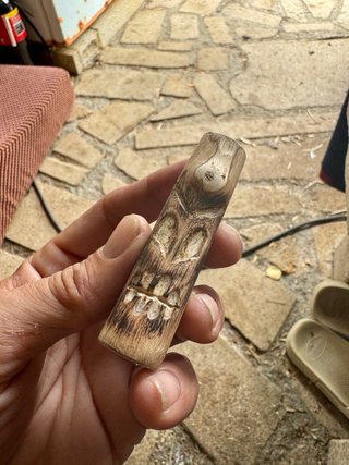 Llavero artesano de madera tallada