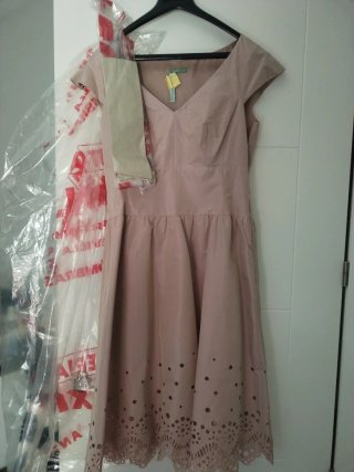 Vestido rosa palo con detalles calados