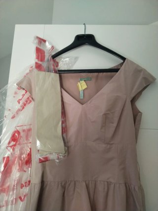 Vestido rosa palo con detalles calados