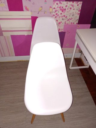 Sillas blancas de plástico y madera