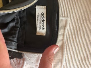 Bandolera Adidas Negra y Dorada