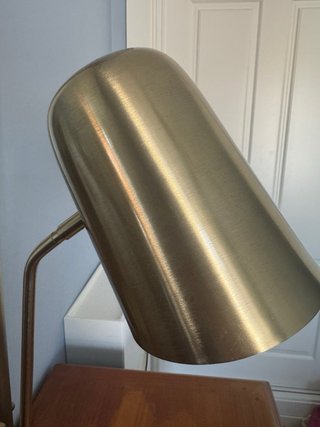 Lámpara de mesa dorada