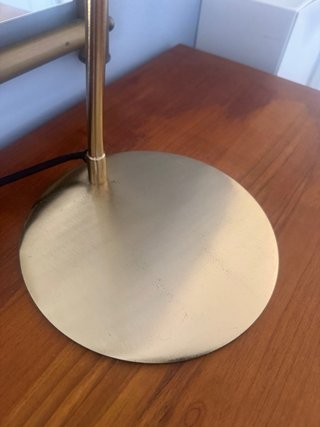 Lámpara de mesa dorada