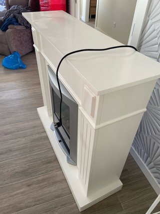 Mueble chimenea blanco y plateado