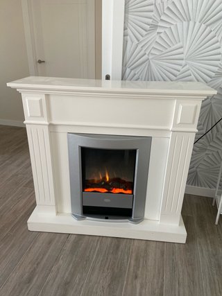 Mueble chimenea blanco y plateado