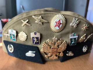 Gorro Militar Soviético Réplica con Insignias